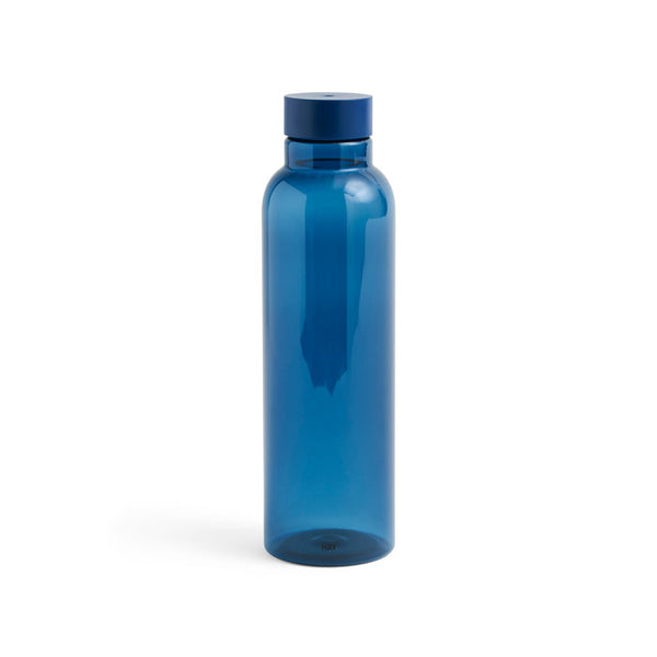 Miz Water Bottle 0.72 litre in dark blue von HAY