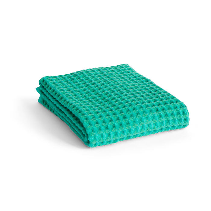 Waffle Hand Towel in emerald green 50 x 100 cm von HAY