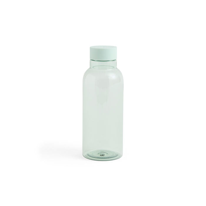 Miz Water Bottle 0.54 litre in ice blue von HAY