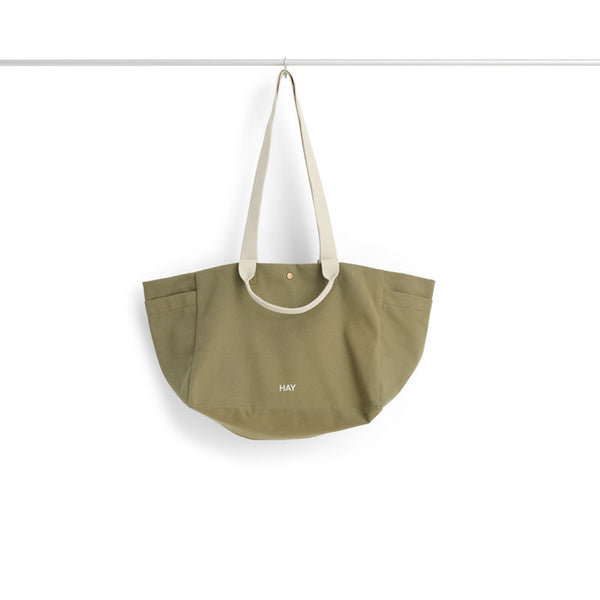 Weekend Bag small in olive von Hay
