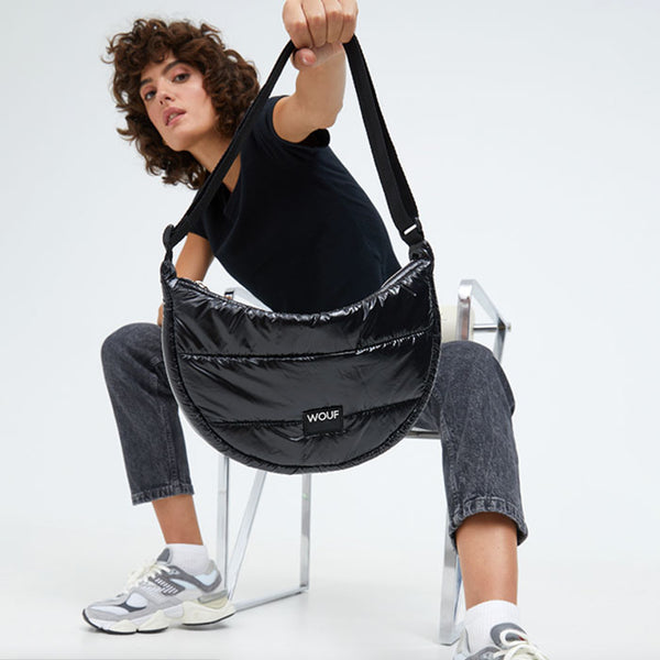 Glossy Crossbody Bag  in Black von Wouf