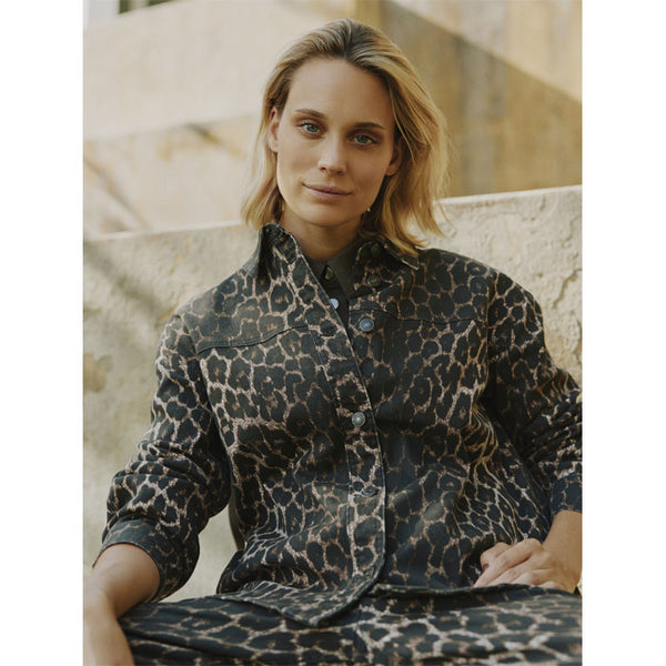 Jeanshemd «Kenna» in leoprint von b.young