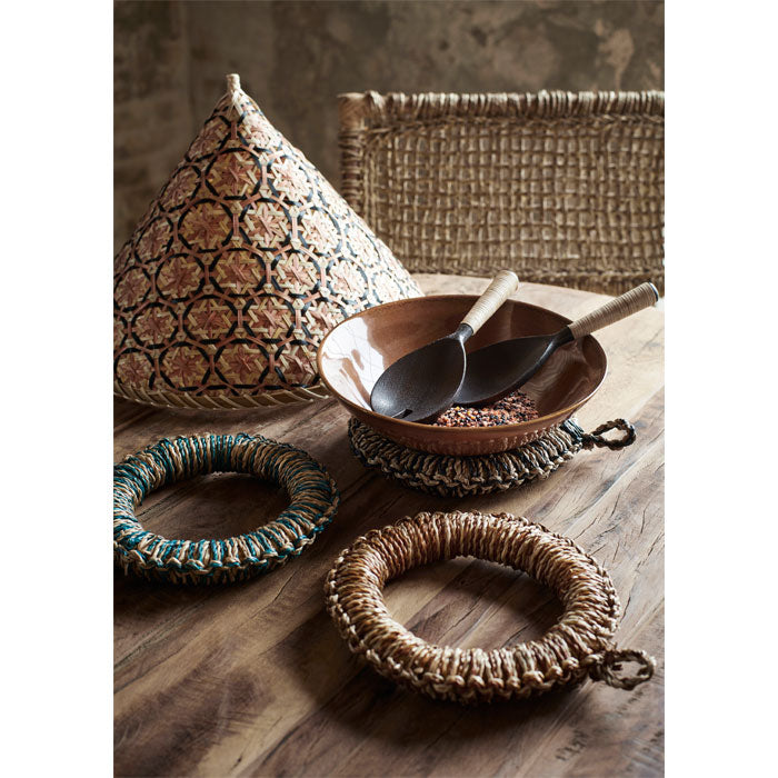 Seagrass trivet in 3 verschiedenen Farben von Madam Stoltz