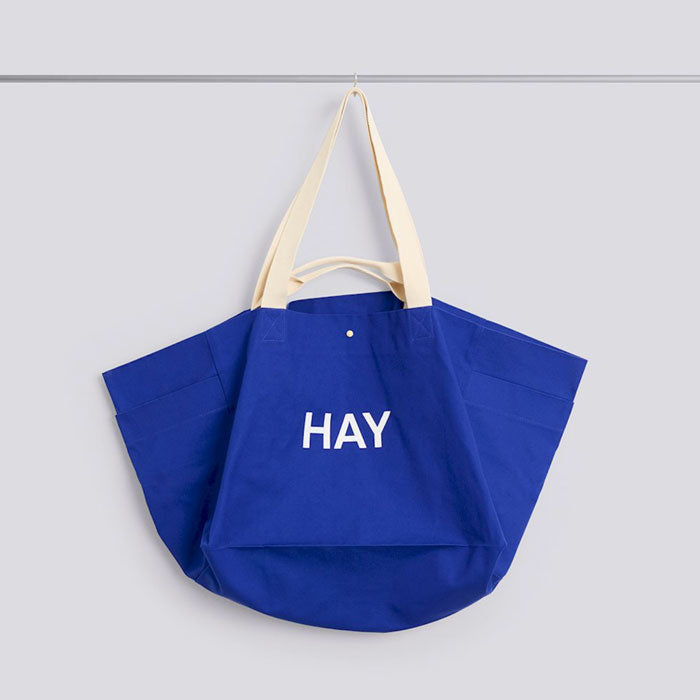 Weekend Bag organic Large in electric blue von Hay
