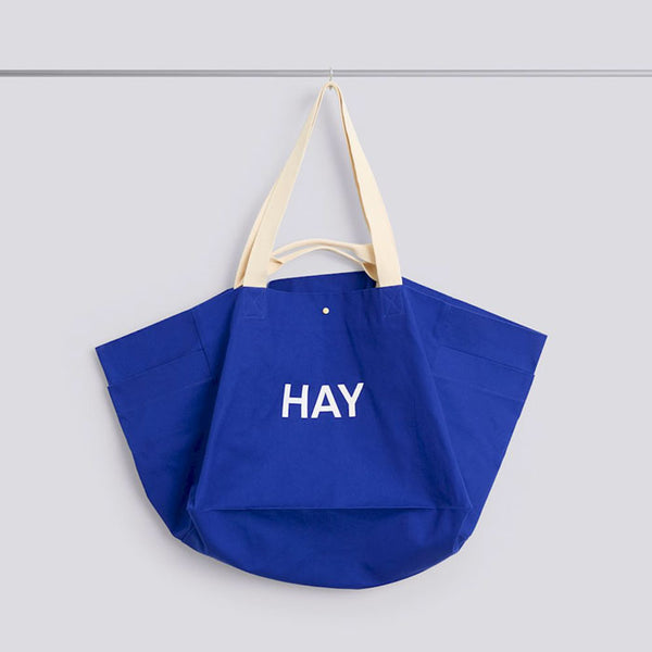 Weekend Bag organic Large in electric blue von Hay