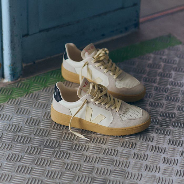 Sneakers «V-82, Grained Leather» in Pure Calcaire Black von VEJA