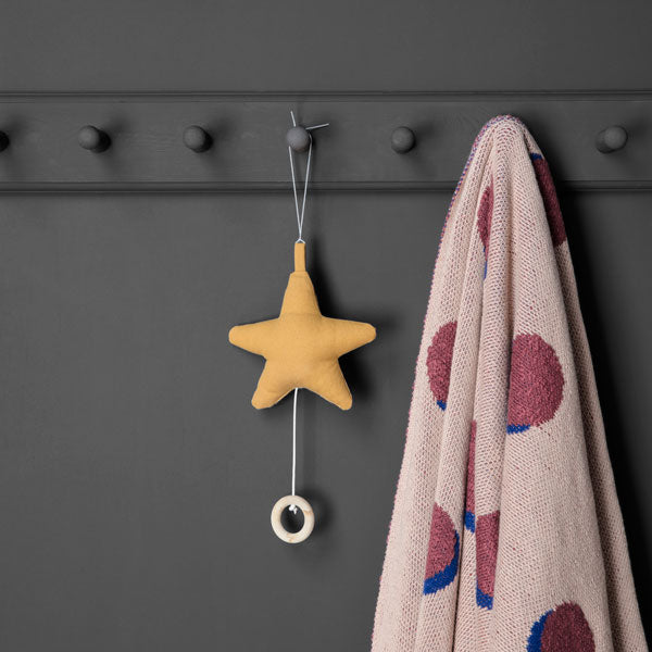 Musik Mobile «Star» in mustard von Ferm Living